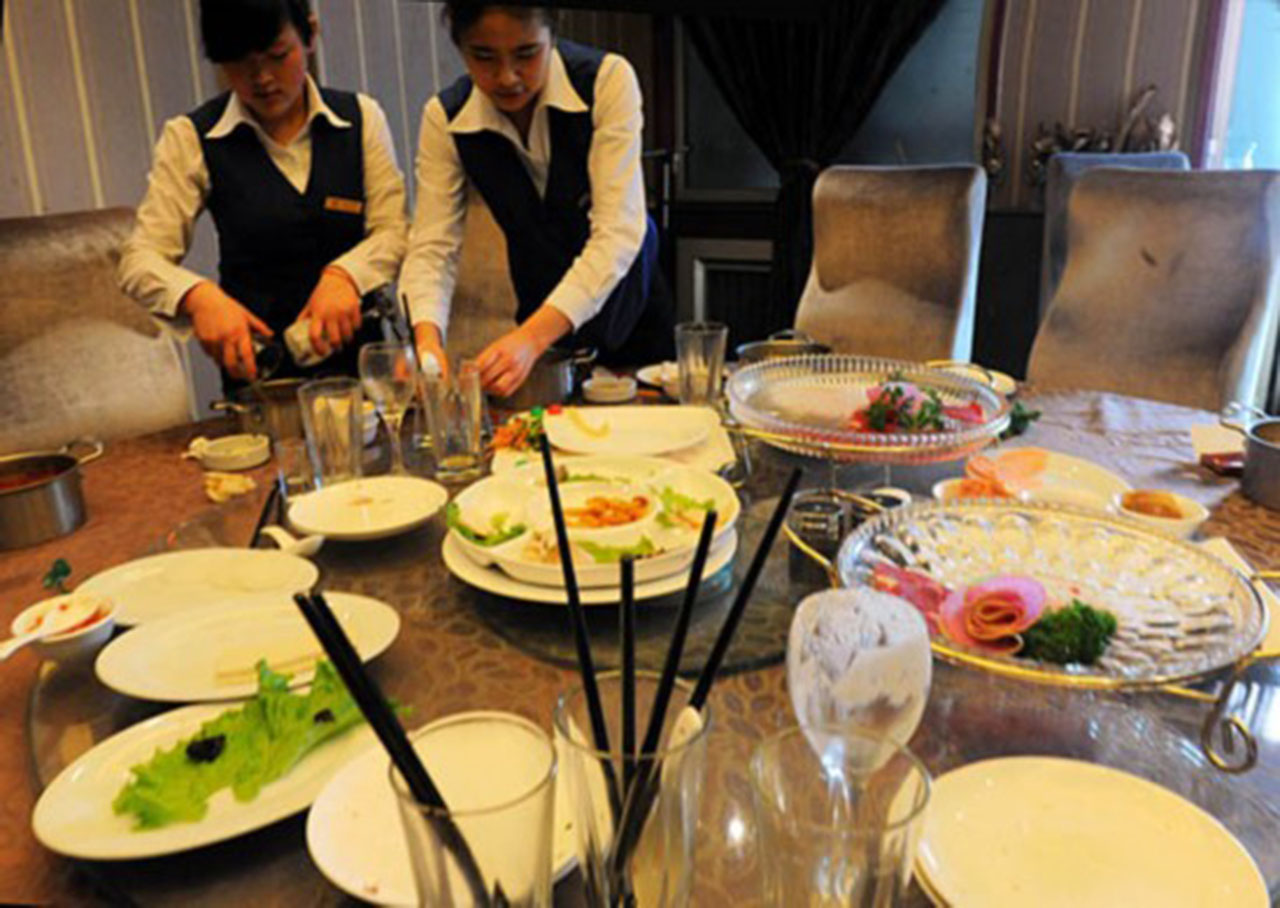 酒店服務員端菜服務