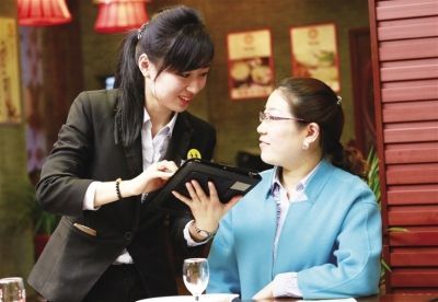 餐廳服務(wù)員為客人點(diǎn)菜時,都有哪些技巧?