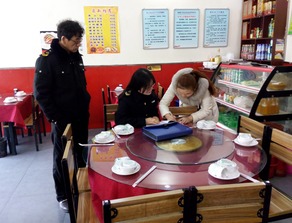 新城區(qū)自強(qiáng)路食品藥監(jiān)所開展餐飲服務(wù)單位食品安全風(fēng)險排查工作