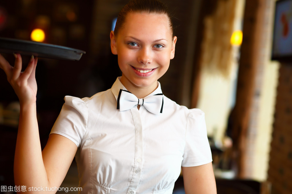 年輕女服務(wù)員手持托盤(pán)的肖像