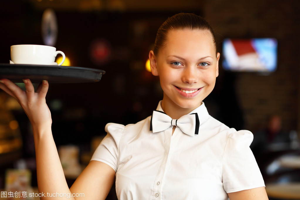 青春與優(yōu)雅 餐飲服務(wù)中的年輕女服務(wù)員
