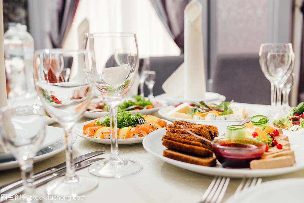 精致餐飲 宴會前餐飲服務(wù)中餐具與玻璃高腳杯的協(xié)同設(shè)置藝術(shù)